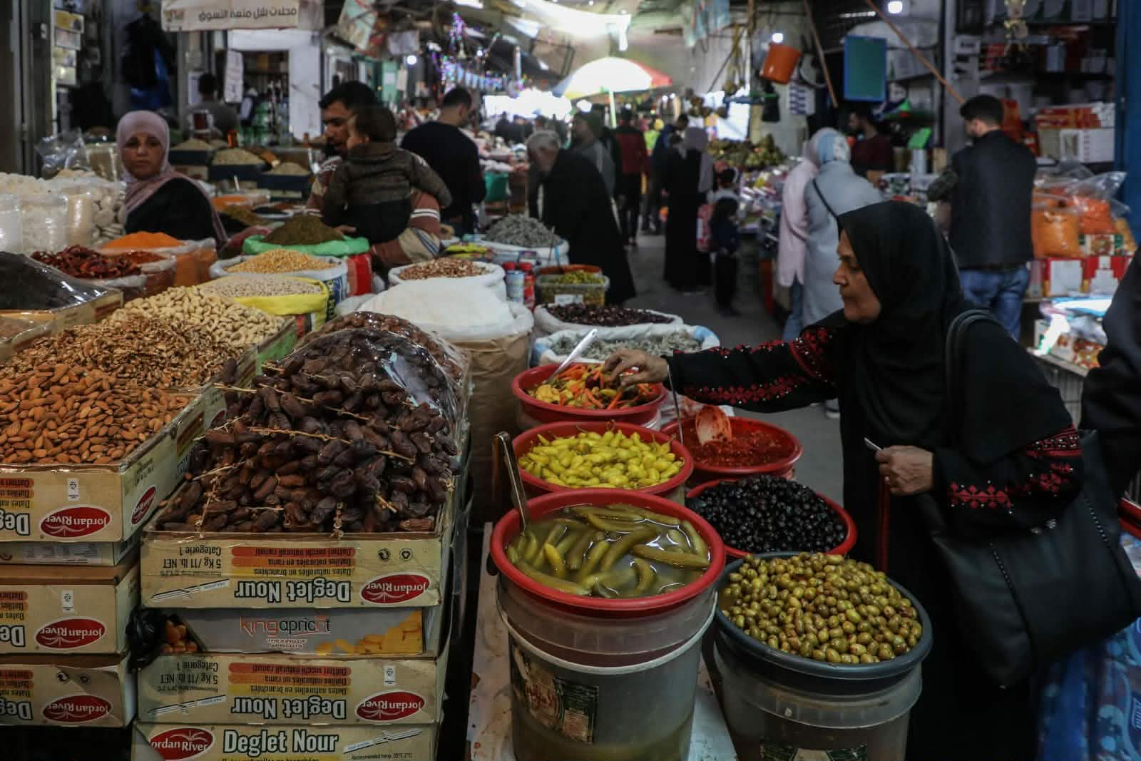 إقبال على شراء سلع رمضان في غزة إقبال على شراء سلع رمضان في غزة